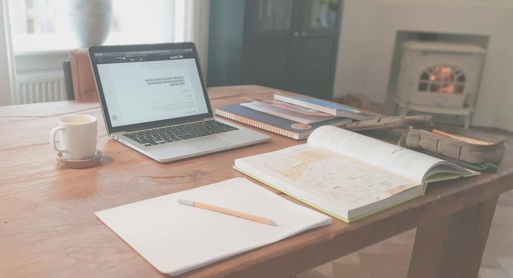 Équipe travaillant ensemble sur une stratégie financière collaborative