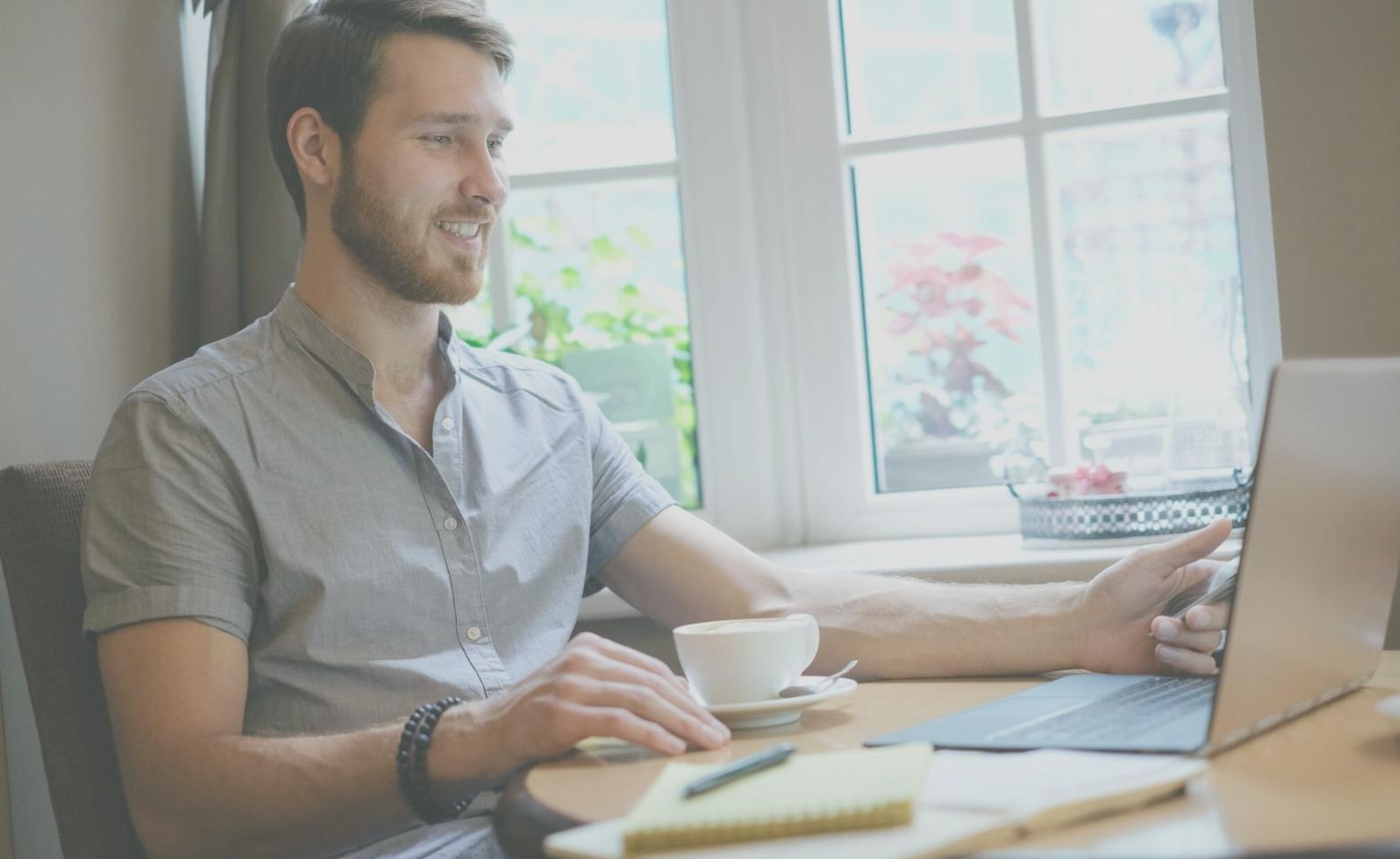 Séance de planification budgétaire avec des outils pédagogiques modernes