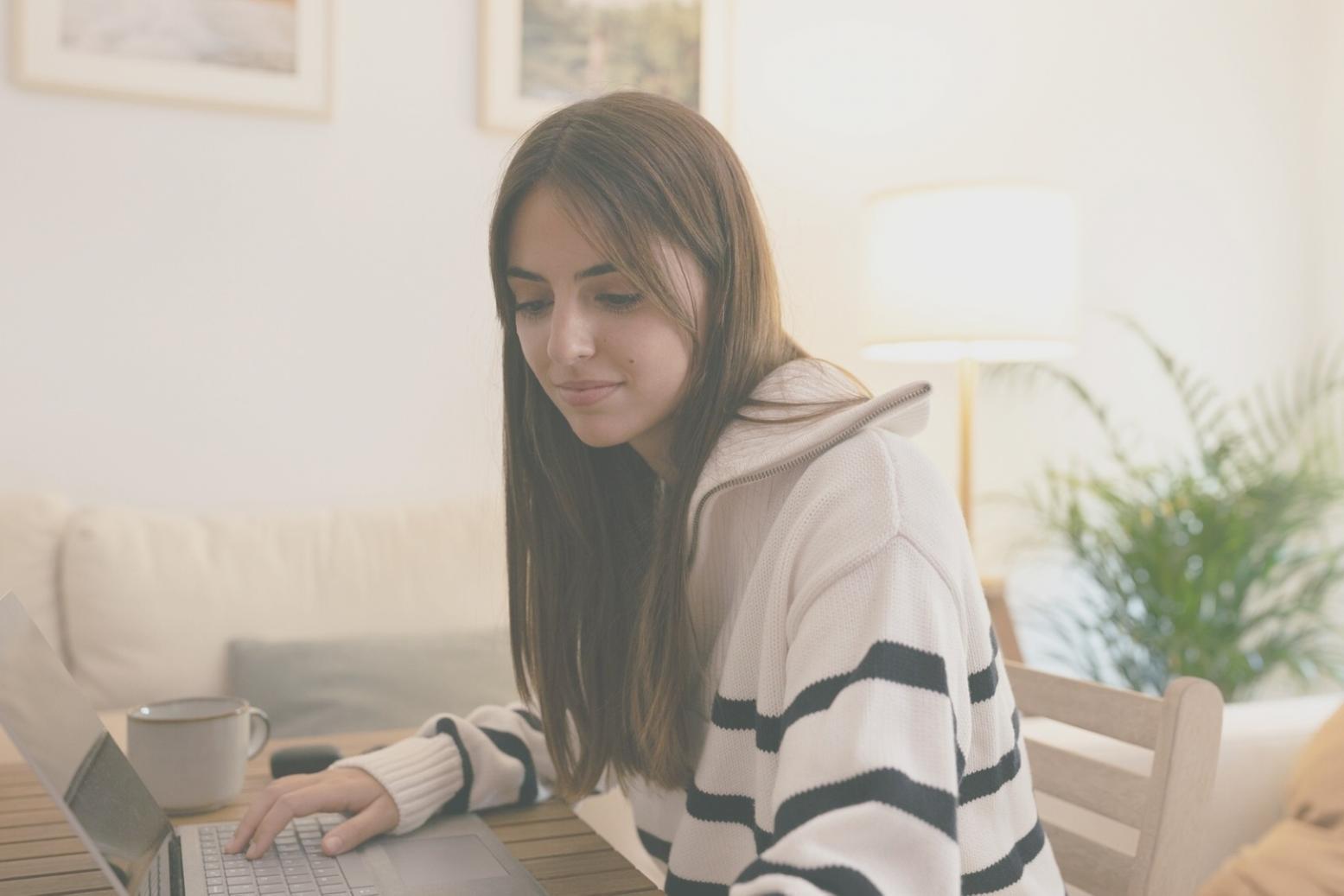 Session de planification budgétaire avec documents et outils financiers